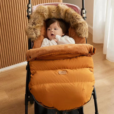 bébé dans chancelière poussette marron