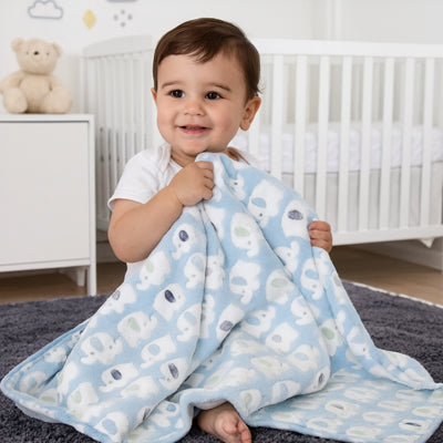 couverture bébé éléphants bleus - bébé avec couverture