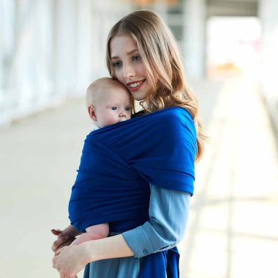 écharpe de portage bleu saphir - maman avec bébé