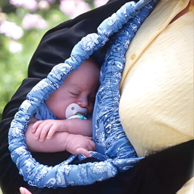 bébé dans écharpe de portage fleur de mer