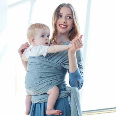 écharpe de portage gris clair - maman avec bébé