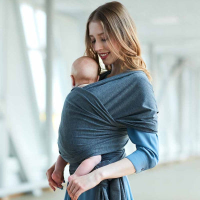 écharpe de portage gris foncé - maman avec bébé