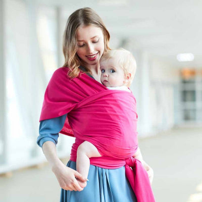 écharpe de portage rose rouge - maman avec bébé