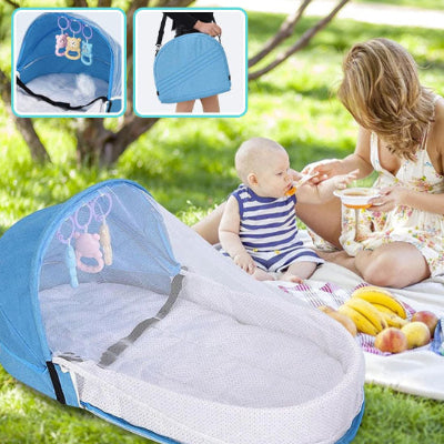 lit de voyage bébé - maman nourrit bébé