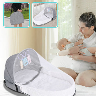 maman avec bébé et lit de voyage bébé - gris
