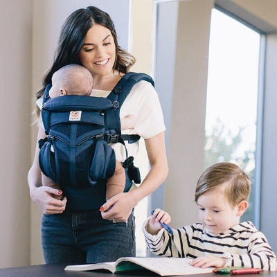 Porte Bébé - BreathBabyBag™ - Bleu Marine - Bébé Touriste