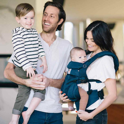 Porte Bébé - BreathBabyBag™ - Bleu Marine - Bébé Touriste