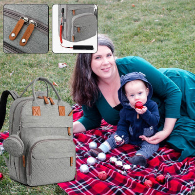 sac à dos à langer mama avec bébé sur herbe