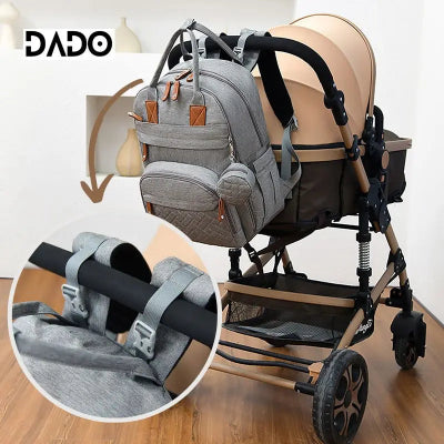 sac à dos à langer gris attaché poussette