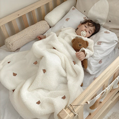couverture bébé beige en velours avec oursons - enfant dort