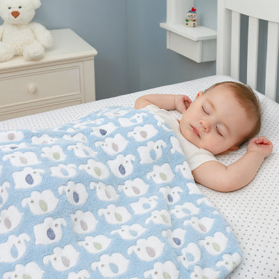couverture bébé éléphants bleus - bébé dort