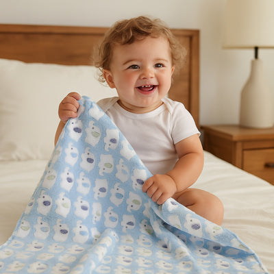 couverture bébé éléphants bleus - bébé souriant