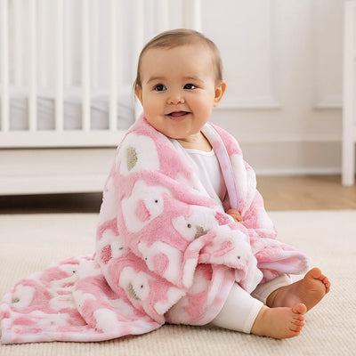 couverture bébé éléphants roses - bébé souriant