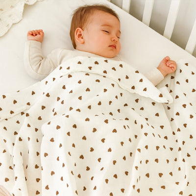 bébé dort dans couverture bébé motif amour 