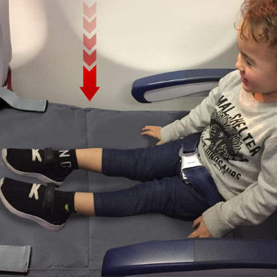 lit de voyage bébé avion et train - bébé souriant assis