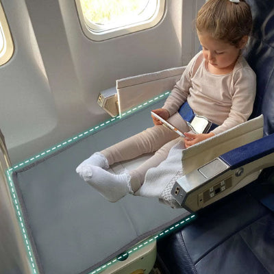 lit de voyage bébé avion et train - fille joue